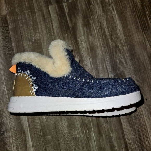 Cute pull on shoes - Picture 2 of 7